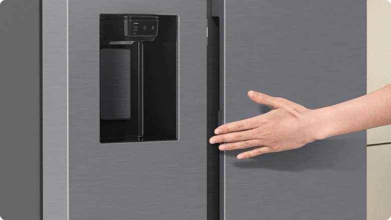Tủ lạnh Samsung Inverter 615 lít Side By Side RS90F65D2FSV - mở cửa với 1 chạm
